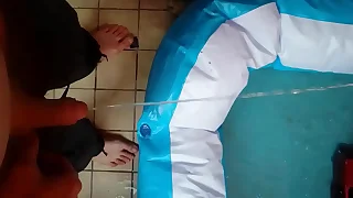 Andy pisst heimlich almost einen Swimming-Pool &lpar;Was f&uuml;r eine Schweinerei&rpar;